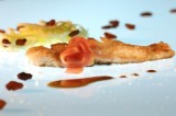 Wijting met witte kool, appelen, en rozijnen