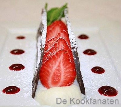 Witte chocolademousse met aardbeien