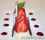 Witte chocolademousse met aardbeien