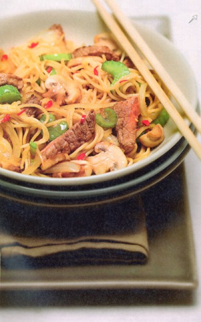 Wok met noedels en biefstuk