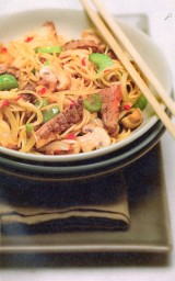 Wok met noedels en biefstuk