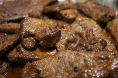 Wok van rundvlees met zoete soja en paksoi