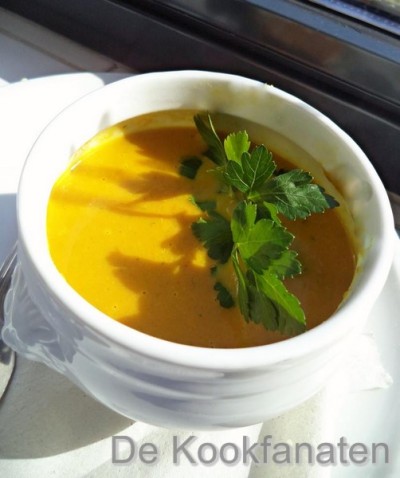 Curry-wortelsoep geparfumeerd met kokosmelk Curry-wortelsoep geparfumeerd met kokosmelk