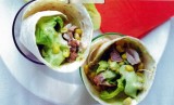 Wraps met kip, ribbekes, suikermaïs en avocado
