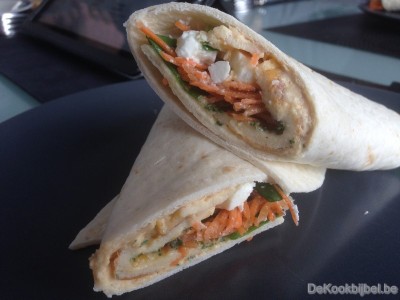 Wrap met humus, omelet, groentjes en Feta