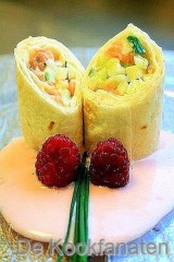 Wraps van zalm met komkommer en appeltjes in een frambozen dressing