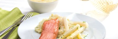 Zalmfilet met asperges en bieslookpuree Zalmfilet met asperges en bieslookpuree