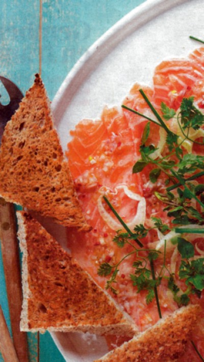 Ceviche van zalm, venkelslaatje en toast