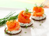 Pompernikkeltjes met gerookte zalm