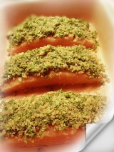 Zalm met kruidenkorst in de oven met prei puree, geroosterde kerstomaatjes en dragonsausje.