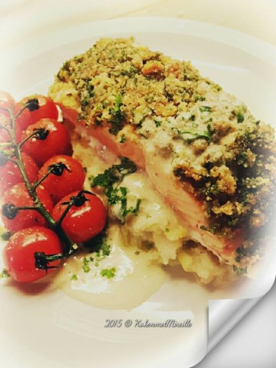 Zalm met kruidenkorst in de oven met prei puree, geroosterde kerstomaatjes en dragonsausje.