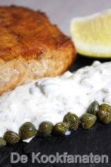 Krokant gebakken zalmsteak. Fris sausje met roomkaas, kappertjes en augurken