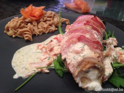 Zalm uit de oven met spek en geitenkaas