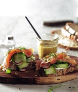 Broodje gerookte zalm met komkommer-radijsslaatje