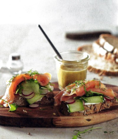 Broodje gerookte zalm met komkommer-radijsslaatje