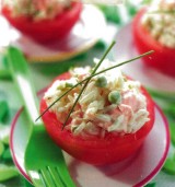 Tomaat gevuld met rijst en zalm