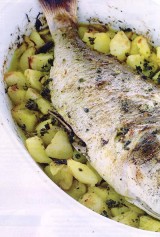 Hele zeebaars op aardappelen
