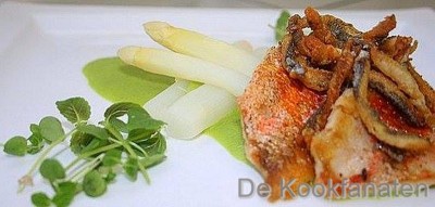 Zeebarbeel met asperges, doperwtenpuree, frietjes van ansjovis en knoflookcress