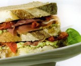 Mediteraans torentje van Ganda ham en zuurdesembrood