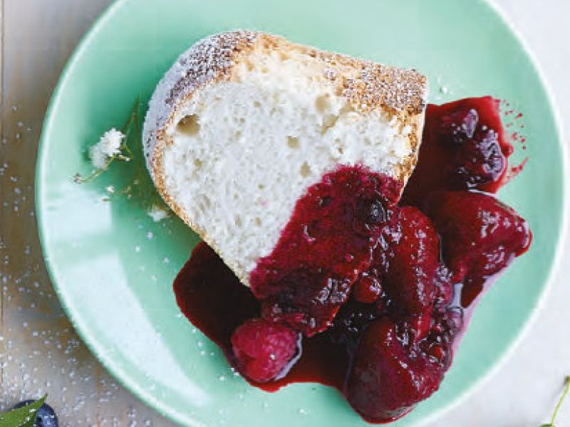 Angel food cake en compote van rood fruit