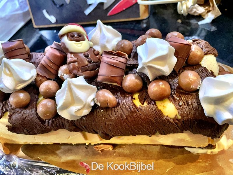 Vanille Roomijs buche met maltesers en kinderbueno