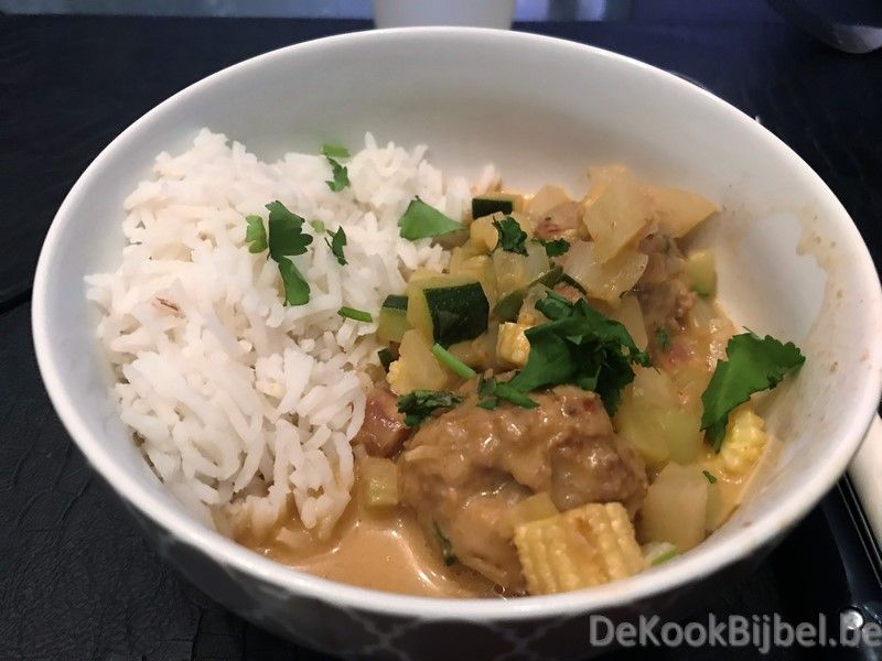 Kippenballetjes in Sataysaus met venkel, babymaïs en courgette