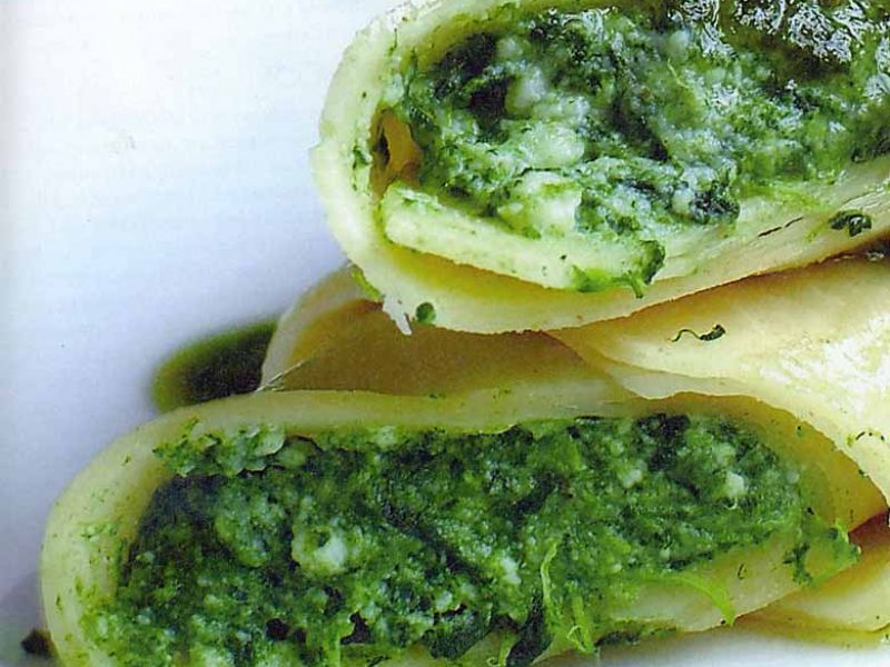 Cannelloni with ricotta, spinach and classic pesto