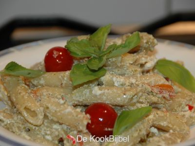 Pasta met kerstomaten, ricotta & pesto