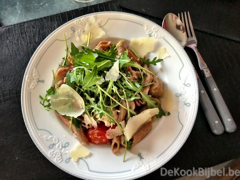 Pasta met worst, roquefort en rucola