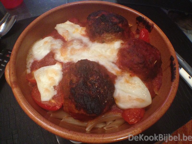 Penne al forno met gehaktballen en mozzarella