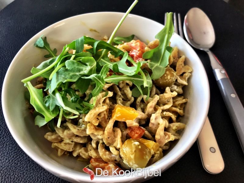 Pasta met paprika, pesto en geitenkaas