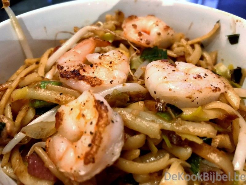 Bami goreng met prei en scampi