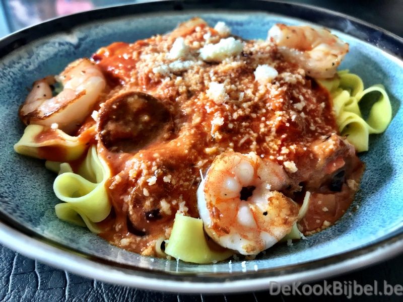 Pasta met ricotta, zure room, paprika en zongedroogde tomaat