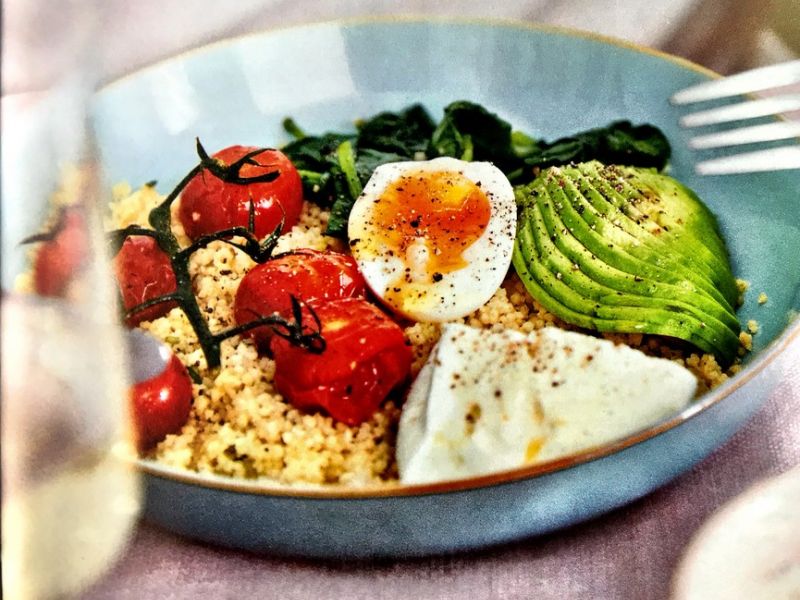 Couscousbowl met avocado, buffelburrata en een eitje