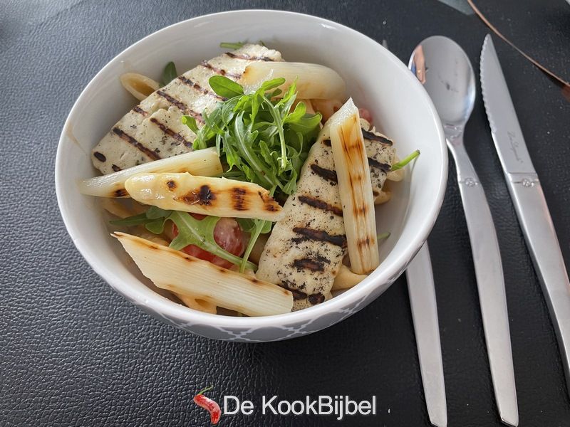 Pastasalade met gegrilde haloumi en asperges