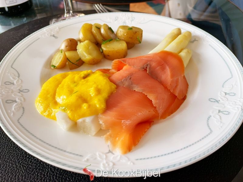 Asperges avec mousseline, saumon fumé et pommes de terre nouvelles à la ciboulette