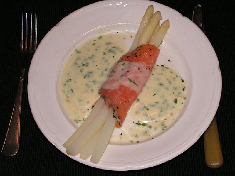 Asperges met gerookte zalm en dijonnaise