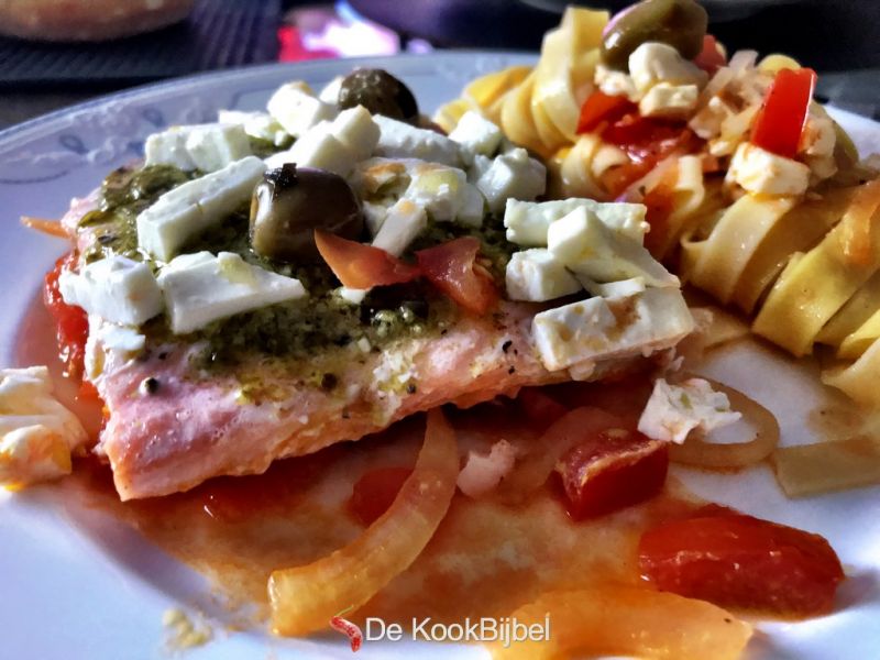 Zalm met pesto, olijven en feta in de ovenSalmon with pesto, olives and feta in the oven