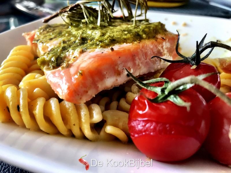 Zalm met pesto en kerstomaten