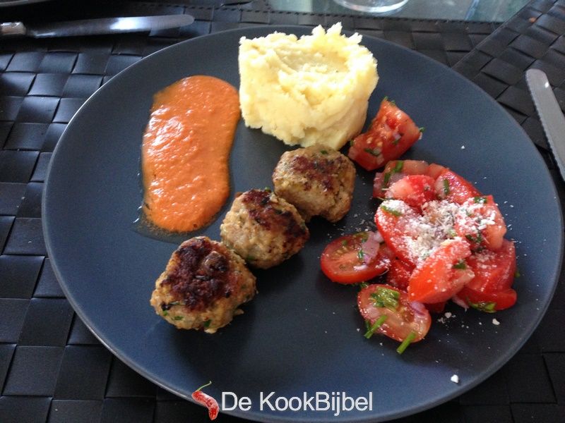 Balletjes met parmezaanpuree en tomatensalsa