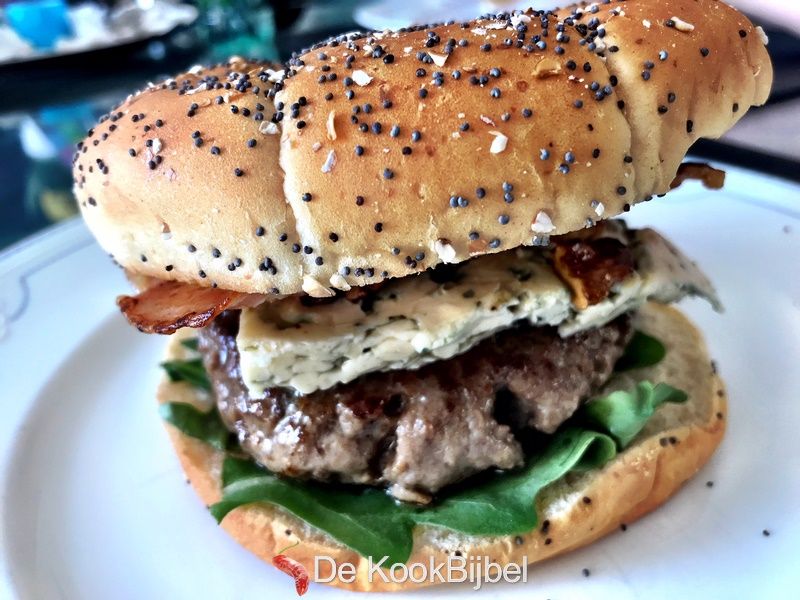 Hamburger Angus, Danish Blue, gekarameliseerde walnoten