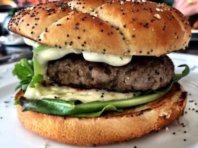 Hamburger Angus met tzatziki, berloumi en gepekelde rode ui