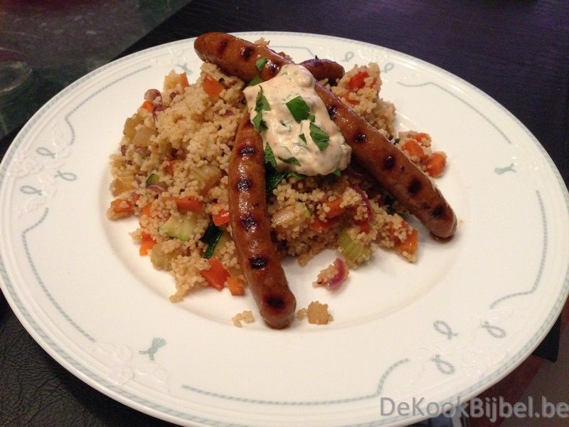 Couscous met groenten, gegrilde merguez en zure room