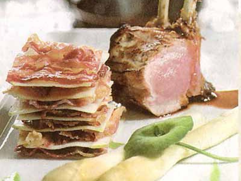 Carré van melklam, puree van erwtjes, asperges en croque van appel met buikspek