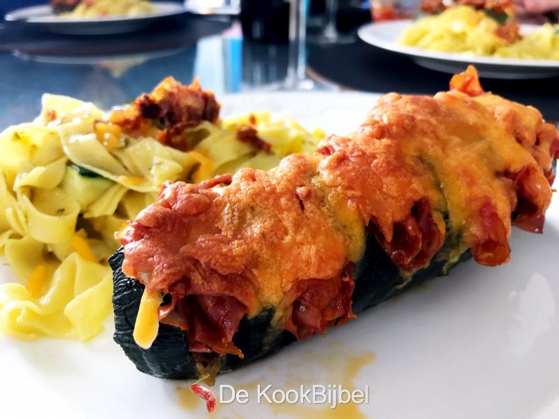 Hasselback courgette met pesto, cheddar en spinata