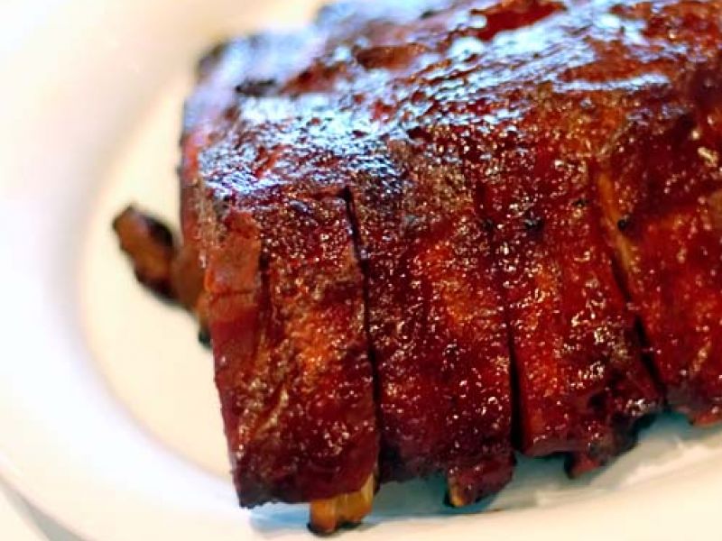 Ribs with spicy BBQ sauce à la Weber