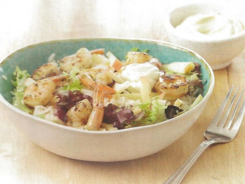 Salade met scampi, appel en currydressing