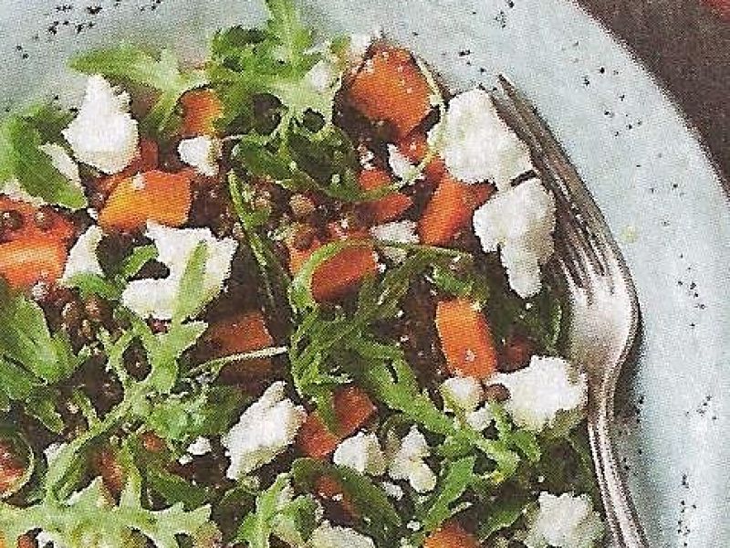 Maaltijdsalade met zoete aardappel, linzen en feta