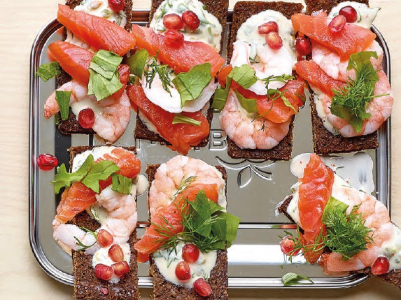 Boterham met zalm en garnalen, geitenyoghurt en verse kruiden