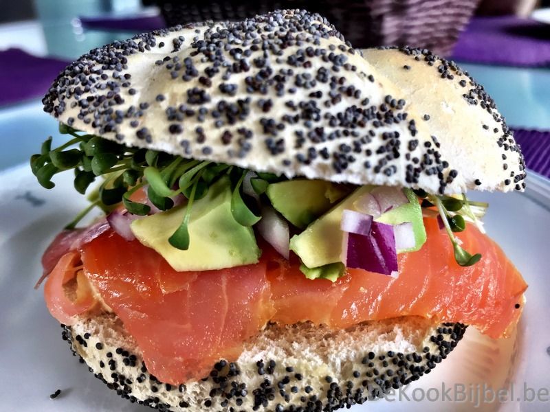 Broodje eiersla, gerookte zalm en avocado